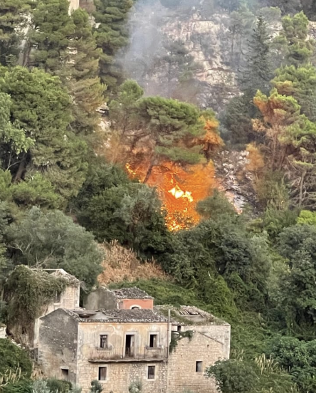 Modica, la pineta di Monserrato continua a bruciare