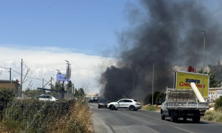 Furgone in fiamme all’ingresso di Marina di Ragusa