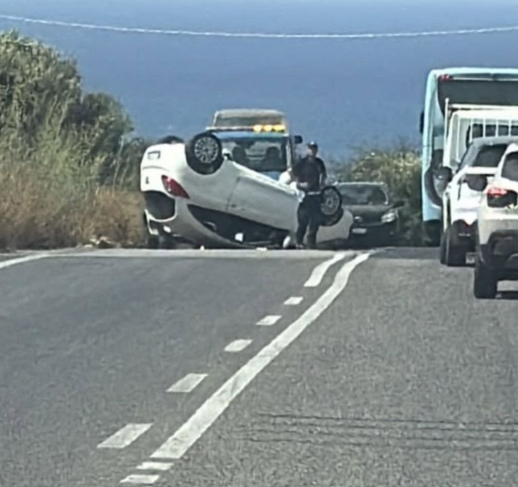 Incidente stradale questa mattina sulla Ragusa mare, auto si capovolge
