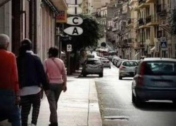 Modica, ruba due bottiglie al supermercato e causa attimi di forte tensione in via Vittorio Veneto