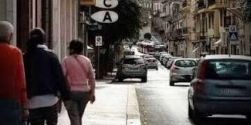 Modica, ruba due bottiglie al supermercato e causa attimi di forte tensione in via Vittorio Veneto