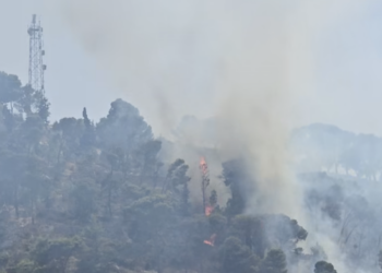 Modica, la collina di Monserrato torna a bruciare