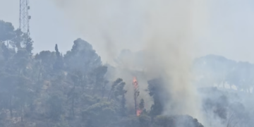 Modica, la collina di Monserrato torna a bruciare