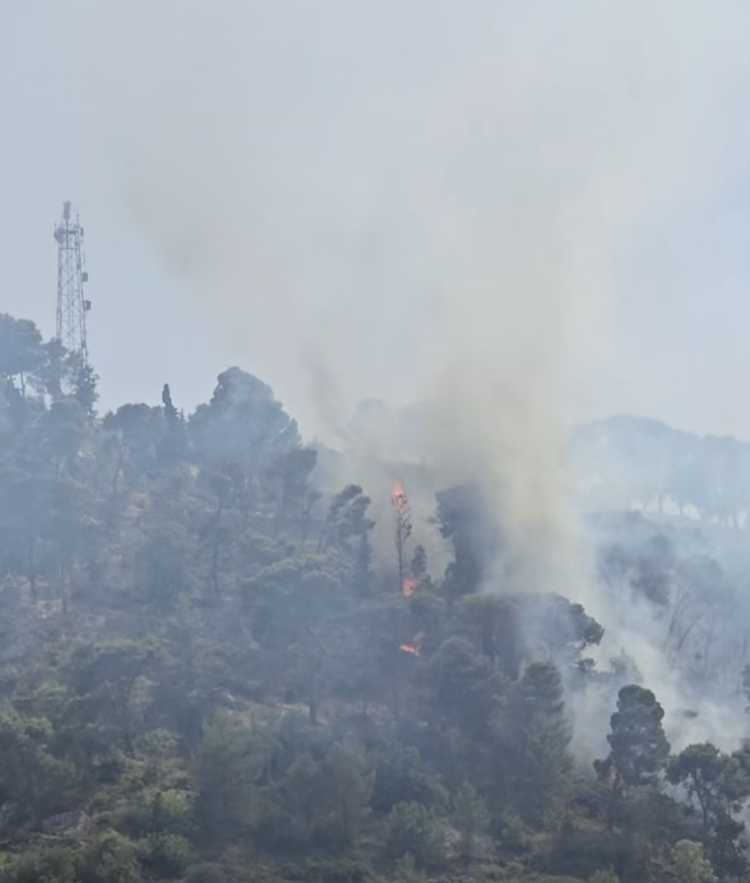 Modica, la collina di Monserrato torna a bruciare