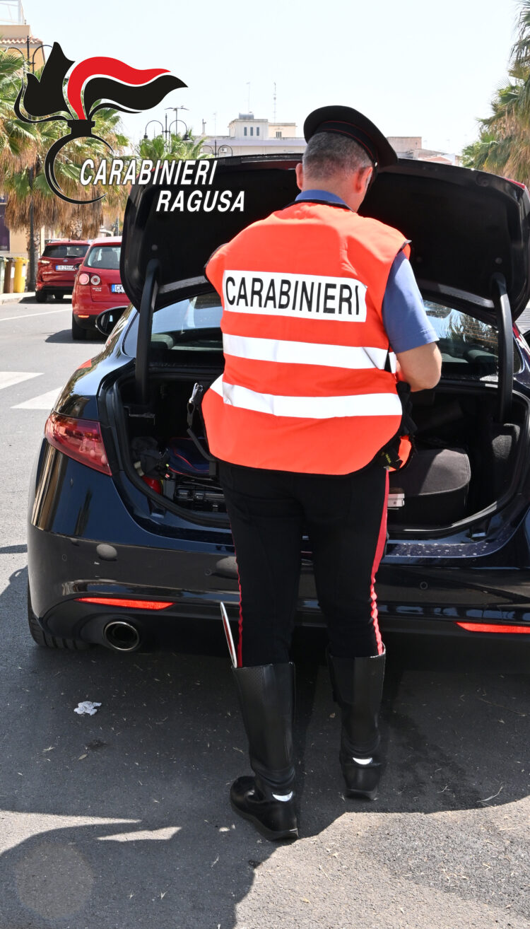 Modica, rinvenute armi e droga: tre persone denunciate
