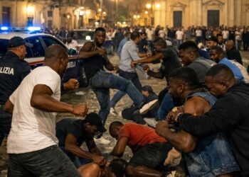 Clamorosa rissa in piazza Manin, coinvolte 50 persone