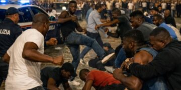 Clamorosa rissa in piazza Manin, coinvolte 50 persone