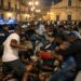 Clamorosa rissa in piazza Manin, coinvolte 50 persone