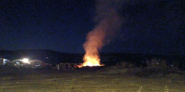 Rogo nella notte in area comisana, una densa colonna di fumo nero ha inquinato l’aria