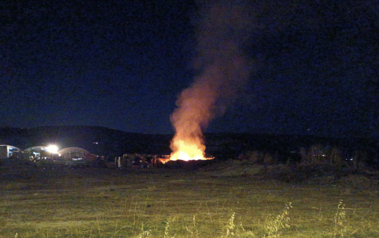 Rogo nella notte in area comisana, una densa colonna di fumo nero ha inquinato l’aria
