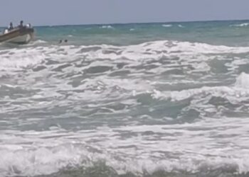 Playa Grande, la Guardia costiera salva due bagnanti