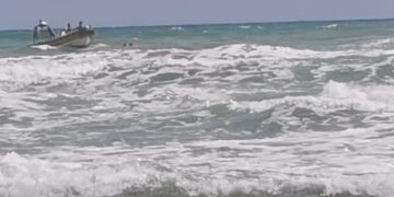 Playa Grande, la Guardia costiera salva due bagnanti