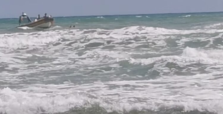 Playa Grande, la Guardia costiera salva due bagnanti