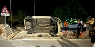 Incidente a Sampieri, auto senza controllo sbatte contro un muro di recinzione