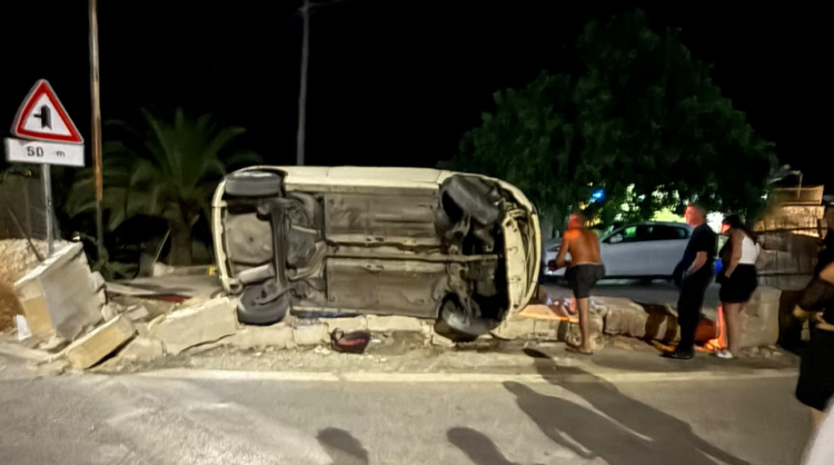 Incidente a Sampieri, auto senza controllo sbatte contro un muro di recinzione