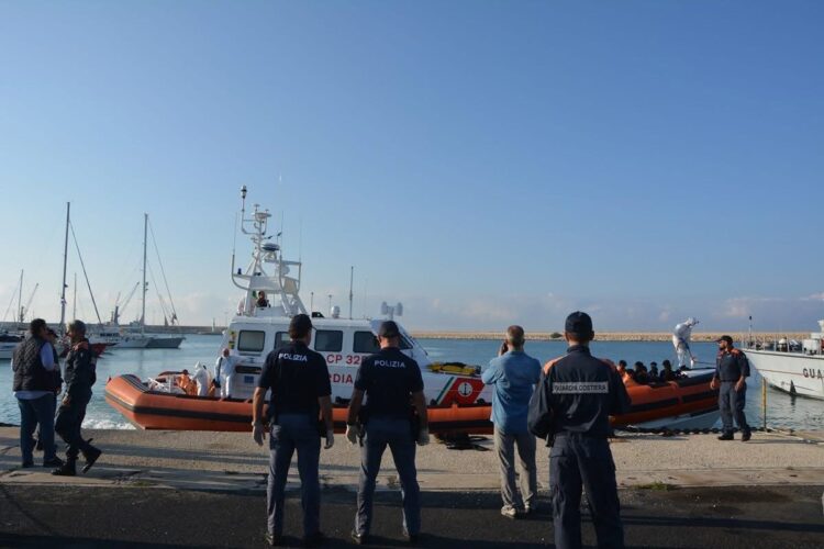 Sbarco di 46 migranti, fermati tre presunti scafisti egiziani