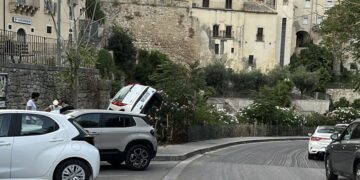 Ragusa Ibla, finisce con l’auto nella scarpata che si trova nel tratto iniziale della circonvallazione