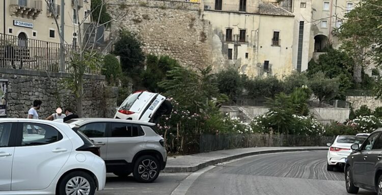 Ragusa Ibla, finisce con l’auto nella scarpata che si trova nel tratto iniziale della circonvallazione