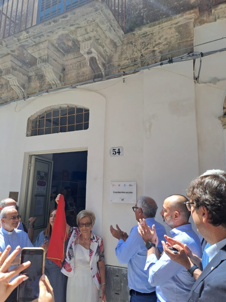 Ragusa, inaugurato il “guardaroba sociale” per restituire dignità a 120 famiglie fragili ogni mese