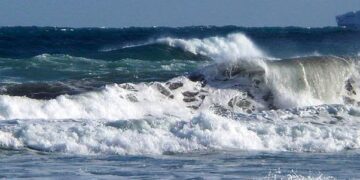Santa Croce, muore in acqua a Torre di Mezzo: malore o annegamento?