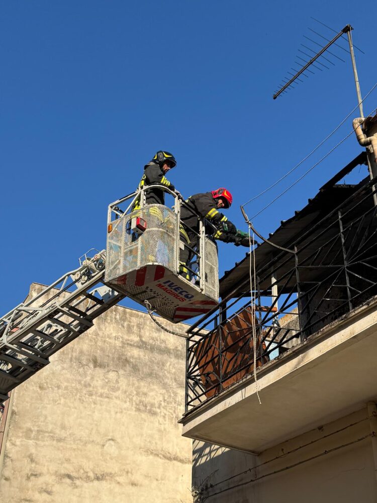Acate, divampa un incendio in una veranda di via Garibaldi