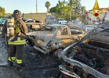 Vittoria, rogo all’alba. Distrutte cinque vetture in un deposito d’auto