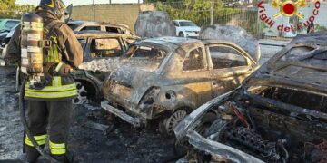 Vittoria, rogo all’alba. Distrutte cinque vetture in un deposito d’auto