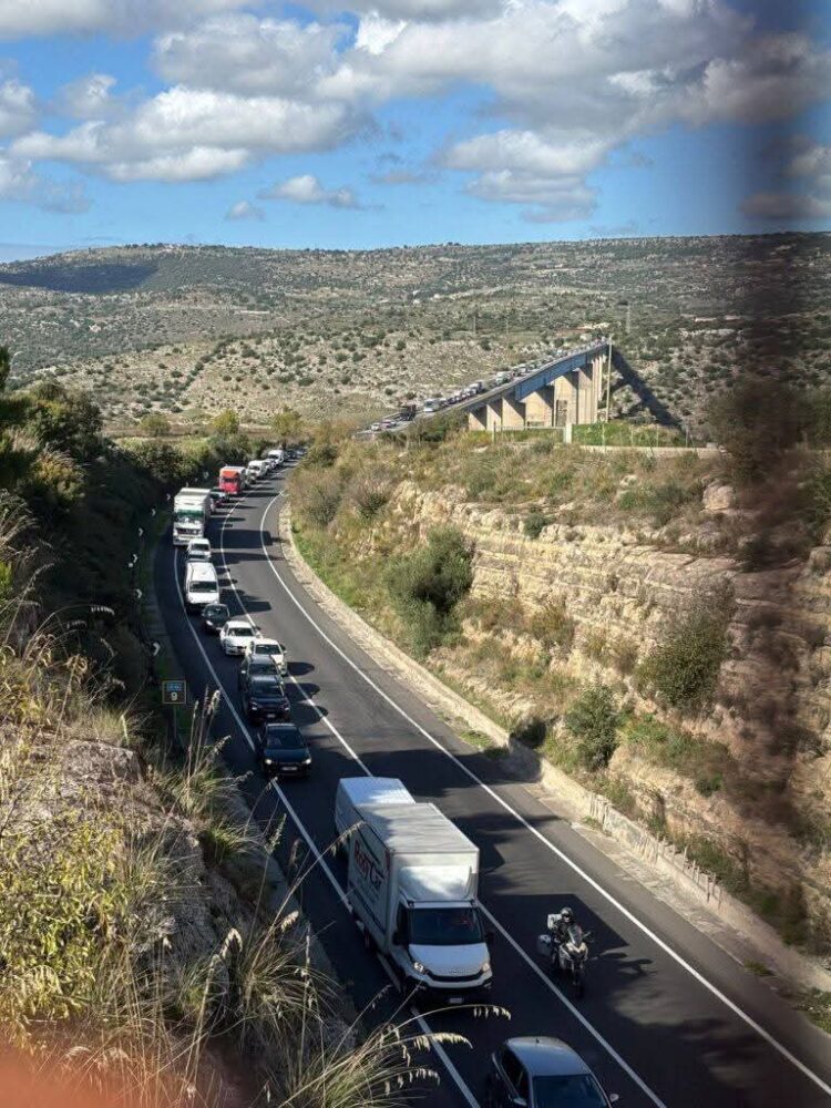 Traffico in tilt e ingorghi continui sulla circonvallazione di Modica, gli automobilisti: “Situazione esplosiva”