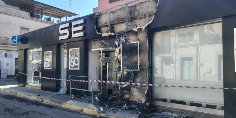Vittoria, distrutto dalle fiamme il negozio Serpy: rogo doloso?