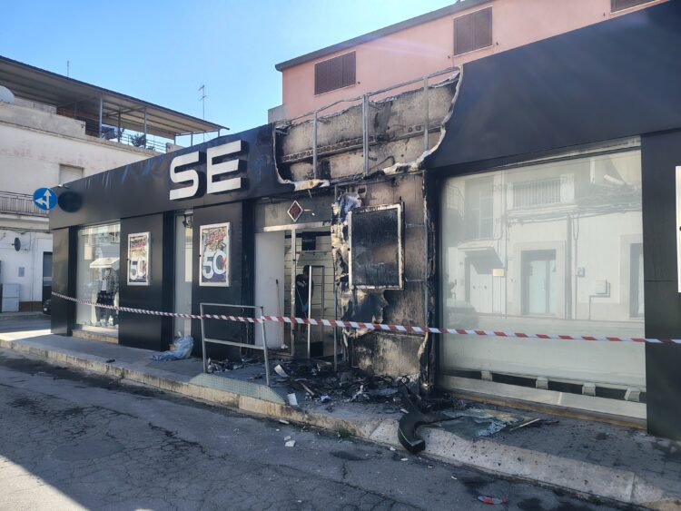 Vittoria, distrutto dalle fiamme il negozio Serpy: rogo doloso?