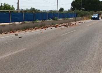 Vittoria, furgone coinvolto in un incidente stradale perde il carico di peperoni
