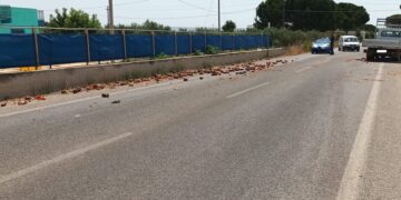 Vittoria, furgone coinvolto in un incidente stradale perde il carico di peperoni