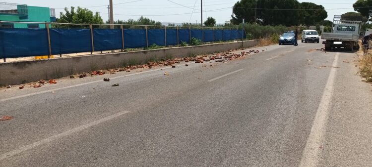 Vittoria, furgone coinvolto in un incidente stradale perde il carico di peperoni