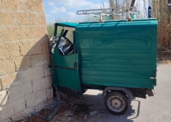 Scoglitti, con l’Ape contro un muro: ferito il conducente