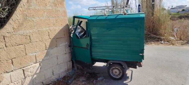 Scoglitti, con l’Ape contro un muro: ferito il conducente