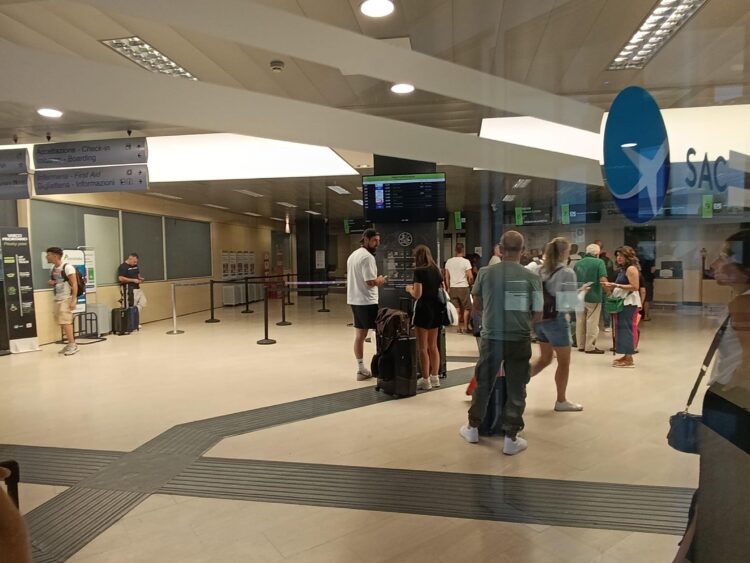 Aeroporto di Comiso, emergenza caldo e sovraffollamento