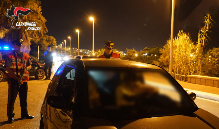 Malamovida a Marina di Ragusa, sanzionato locale per alcol a minorenni