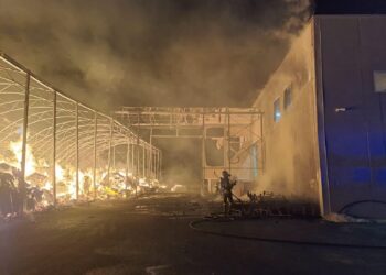 Incendio nella notte a Santa Croce Camerina, violento incendio divampa alla Repack