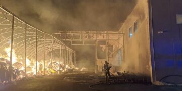 Incendio nella notte a Santa Croce Camerina, violento incendio divampa alla Repack