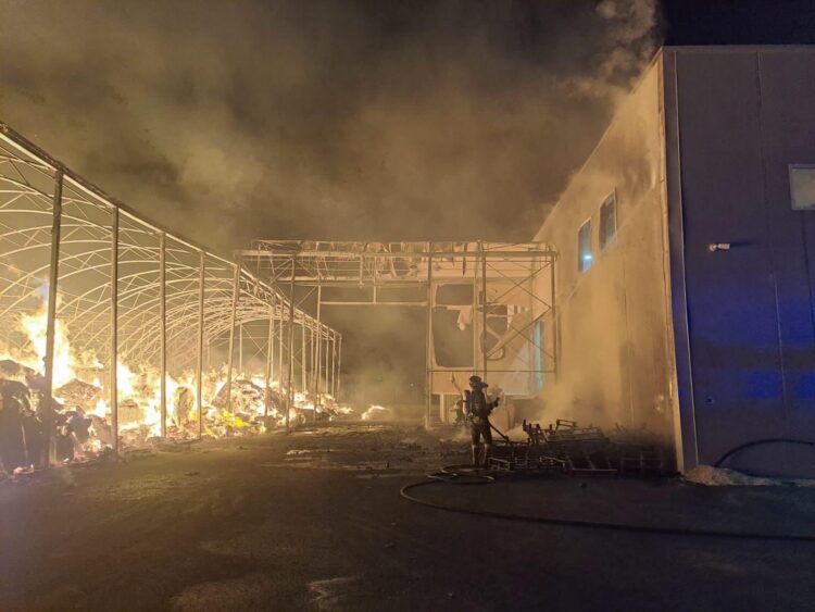 Incendio nella notte a Santa Croce Camerina, violento incendio divampa alla Repack