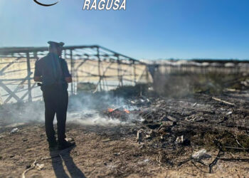 Acate, sorpreso a bruciare rifiuti speciali. Denunciato un cittadino straniero 60enne