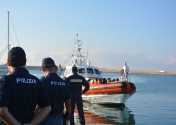 Pozzallo, la polizia di Stato identifica e ferma due presunti scafisti