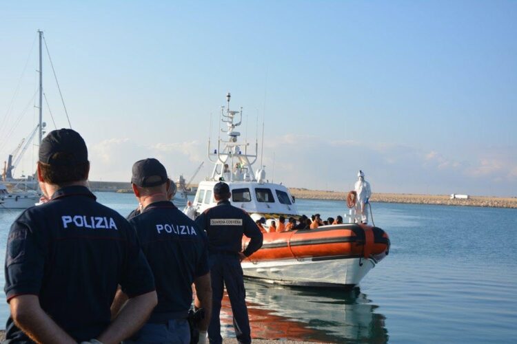 Pozzallo, la polizia di Stato identifica e ferma due presunti scafisti