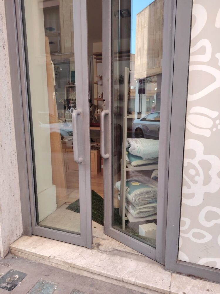 Razziatori notturni a Vittoria, preso di mira un negozio in via Ruggero Settimo