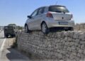 Scena surreale sulla Modica-Pozzallo, auto finisce a cavallo su un muretto di pietra a secco