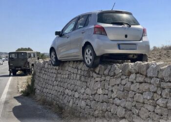 Scena surreale sulla Modica-Pozzallo, auto finisce a cavallo su un muretto di pietra a secco