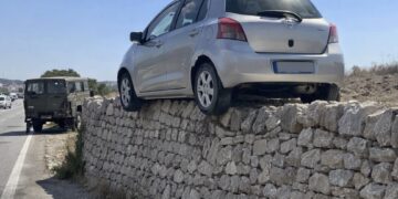 Scena surreale sulla Modica-Pozzallo, auto finisce a cavallo su un muretto di pietra a secco