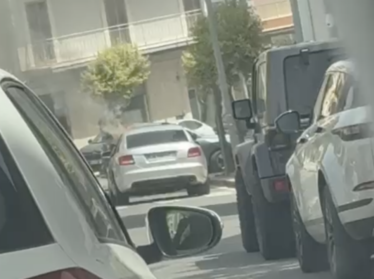 Ragusa, auto in fiamme in via Archimede