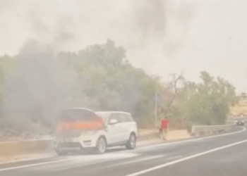 Suv in fiamme sulla Ragusa-Modica