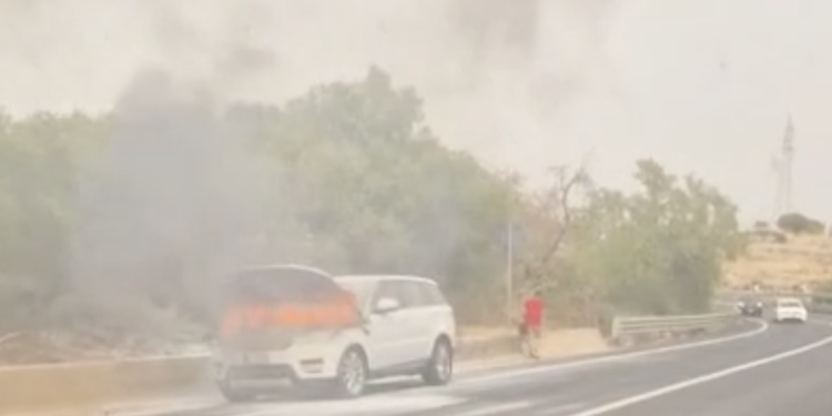 Suv in fiamme sulla Ragusa-Modica